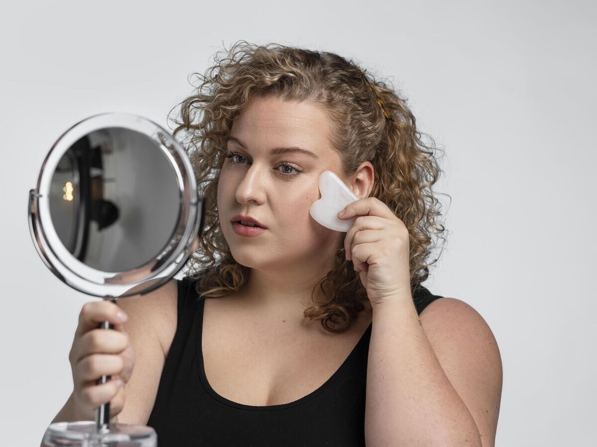    Девушка ухаживает за жирной кожей лица© Фото : Freepik