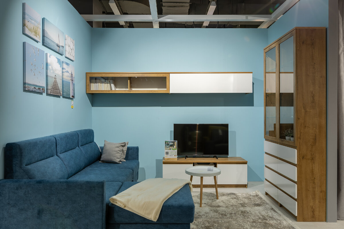 Гостиная в приглушенных синих оттенках в гипермаркете Столплит. В такую комнату будет приятно возвращаться и проводить время всей семьей 