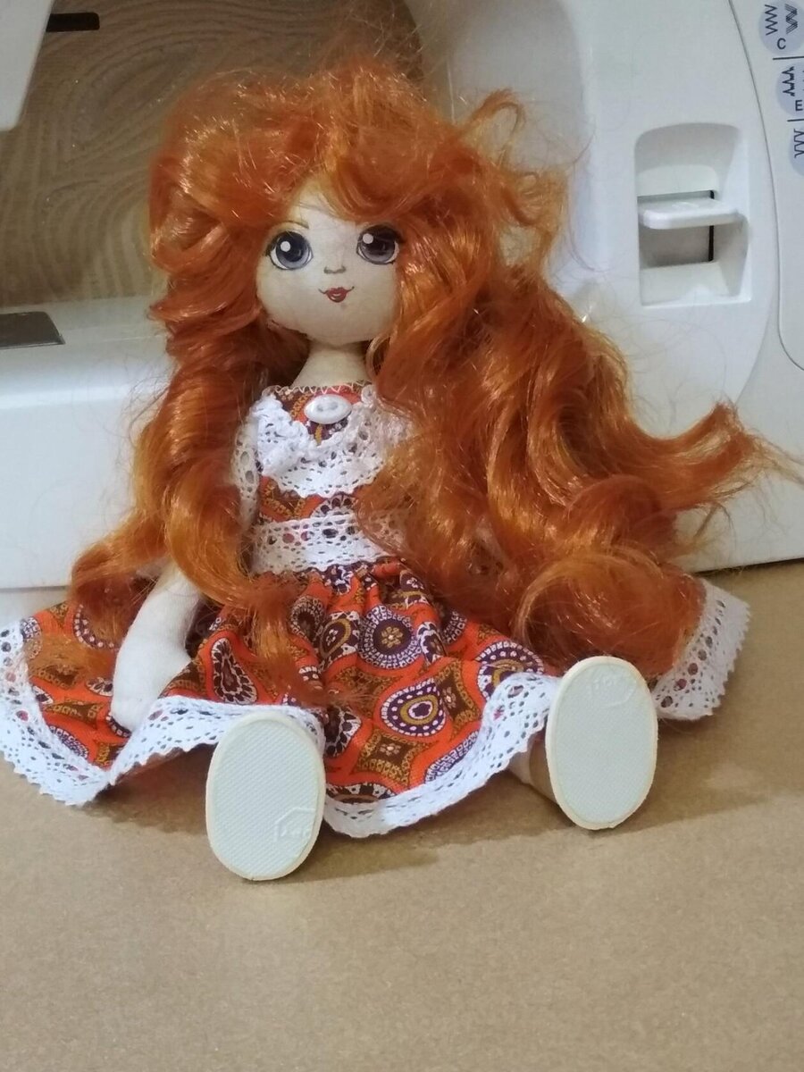 Куколка умеет стоять и сидеть. Ручки и ножки двигаются.
