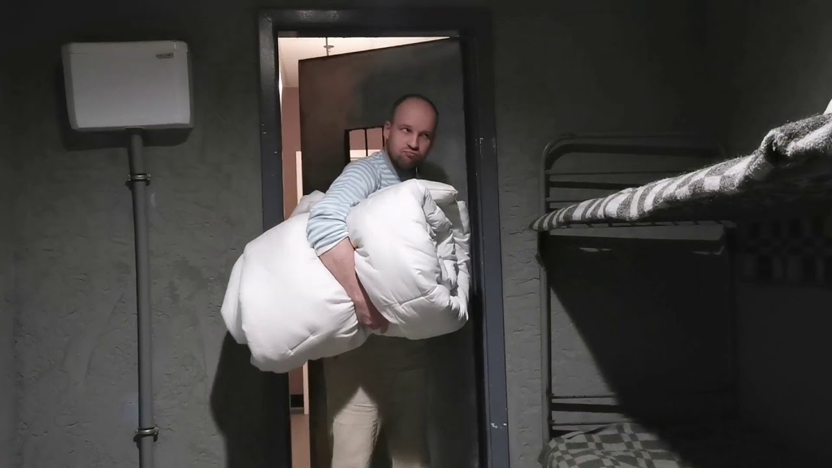 Заходит в хату. Зашел в хату. Хата в тюрьме.