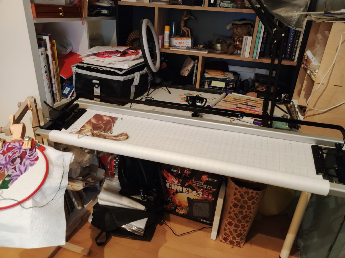 Собрала раму намотала работу и зафиксировала на столе! Прошу прощения за бардак! 