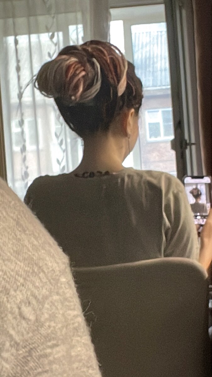 Единственное фото со спины. Дреды собраны в шишку 