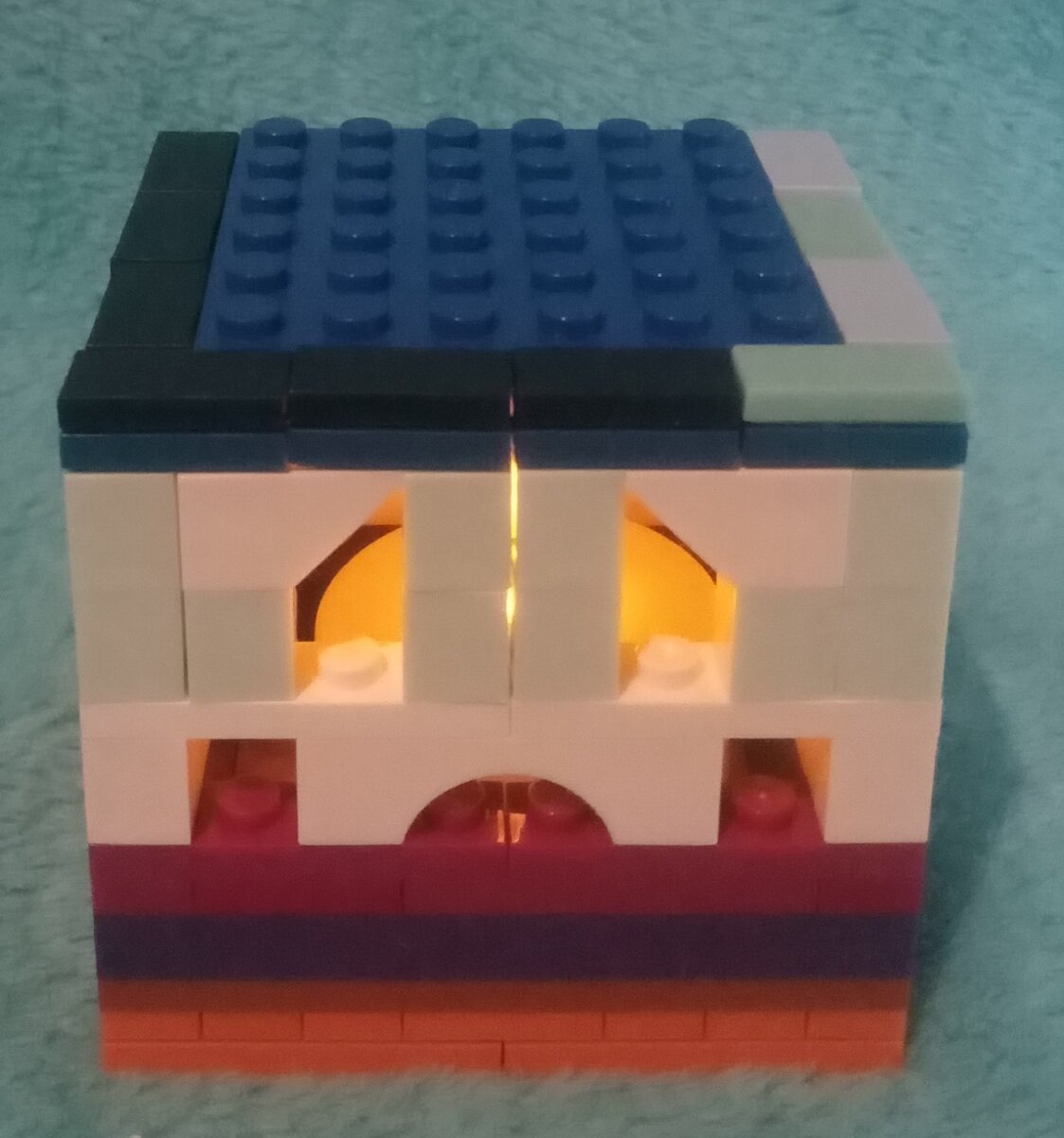 Внутрь помещаю декоративную свечу на батарейках.