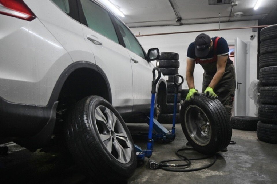    Если, кто из автомобилистов еще не поменял летнюю резину на зимнюю, то стоит это сделать побыстрее. Алексей БУЛАТОВ