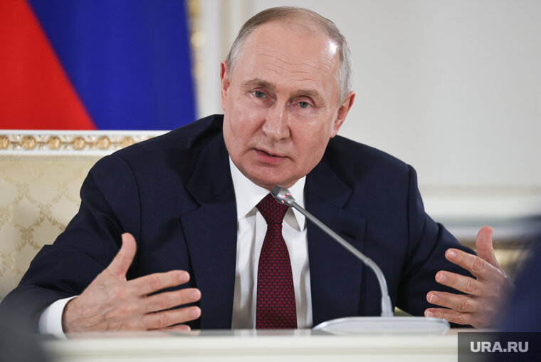    Владимир Путин проведет большое совещание ситуации в Махачкале в 19:00 по московскому времени