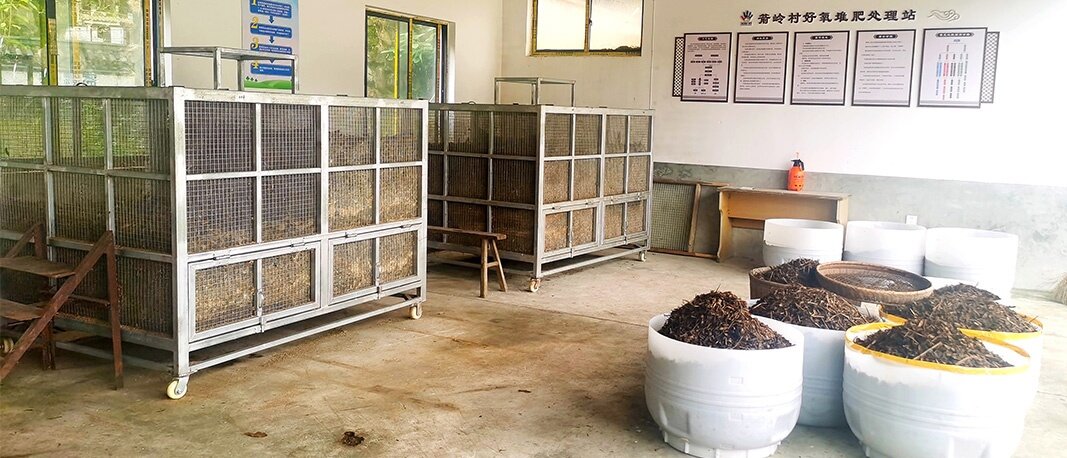 Для активного компостирования в деревне Цзяньлин были установлены два больших контейнера из нержавеющей сетки (каждый объемом 3,6 куб. м). 