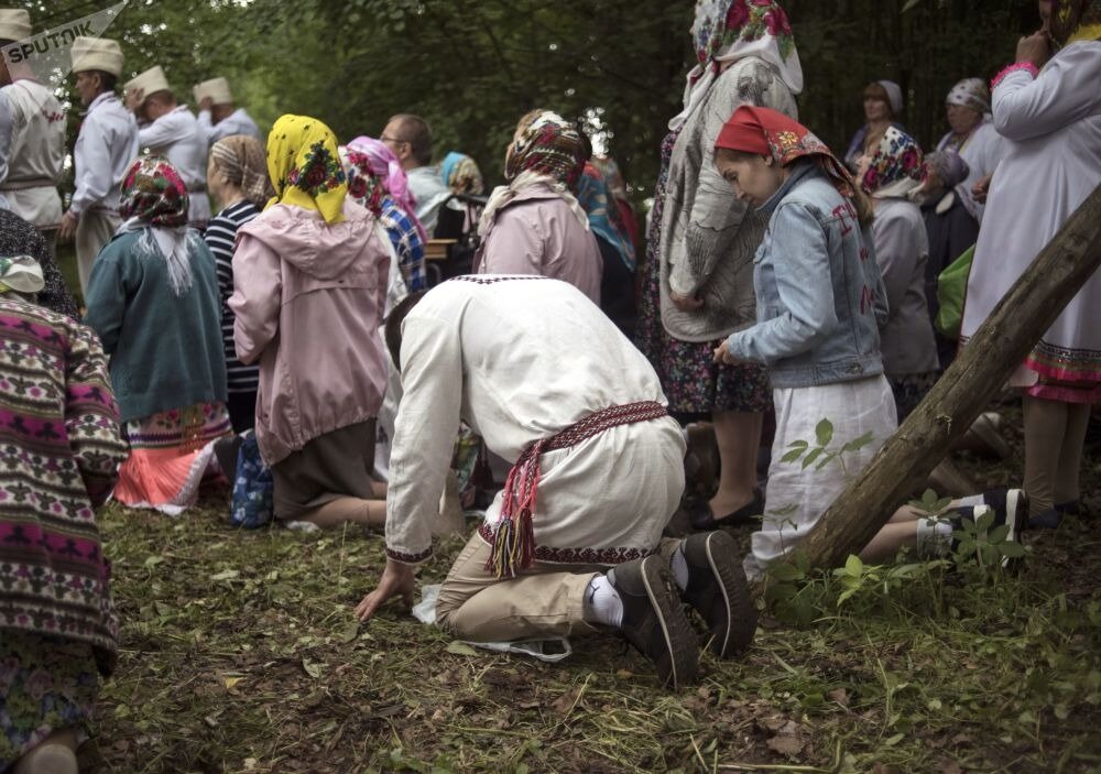 Угорской горе. Марийцы язычники в Марий Эл. Моление марийцев Шоруньжа. Марийский праздник Сярем. Священная роща Шоруньжа.