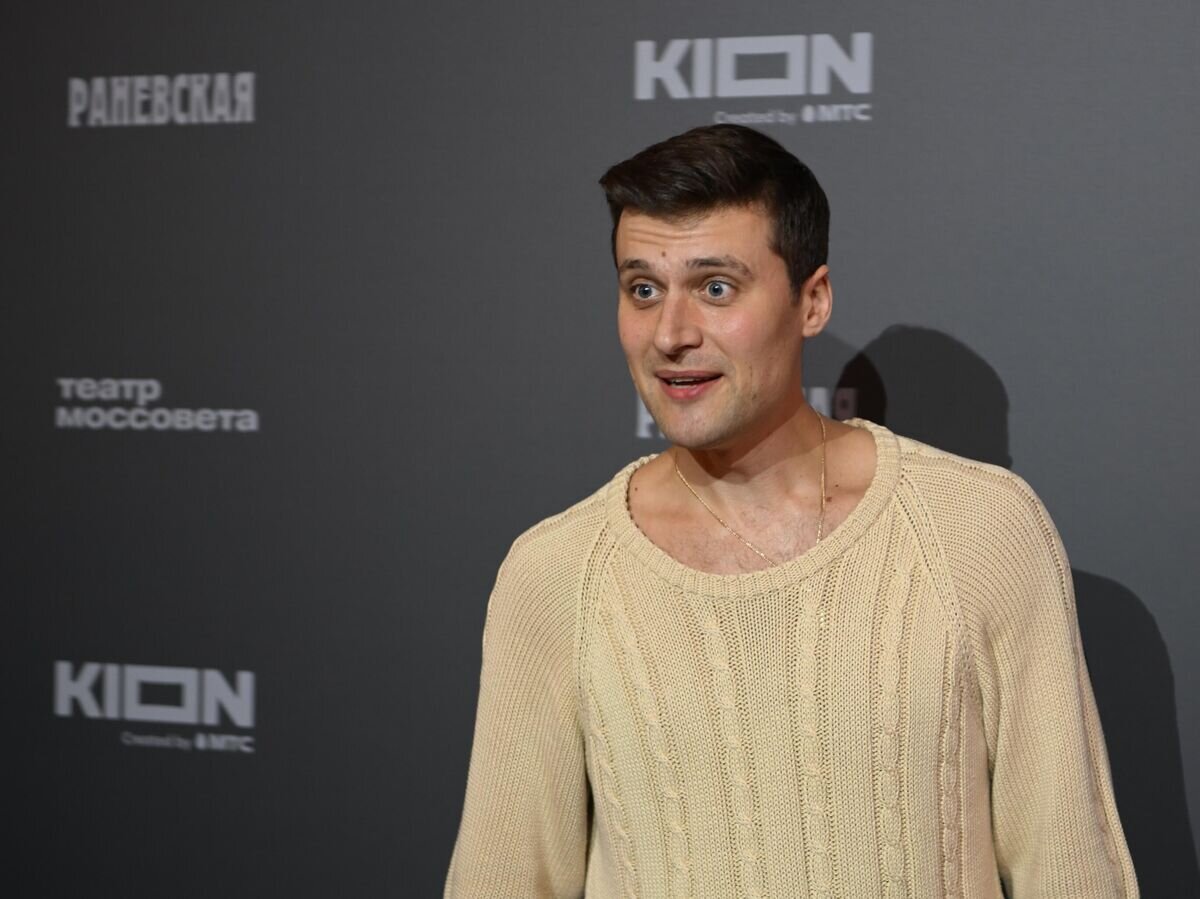    Фигурист Александр Энберт на премьере сериала "Раневская" в Театре имени Моссовета© РИА Новости / Алексей Майшев