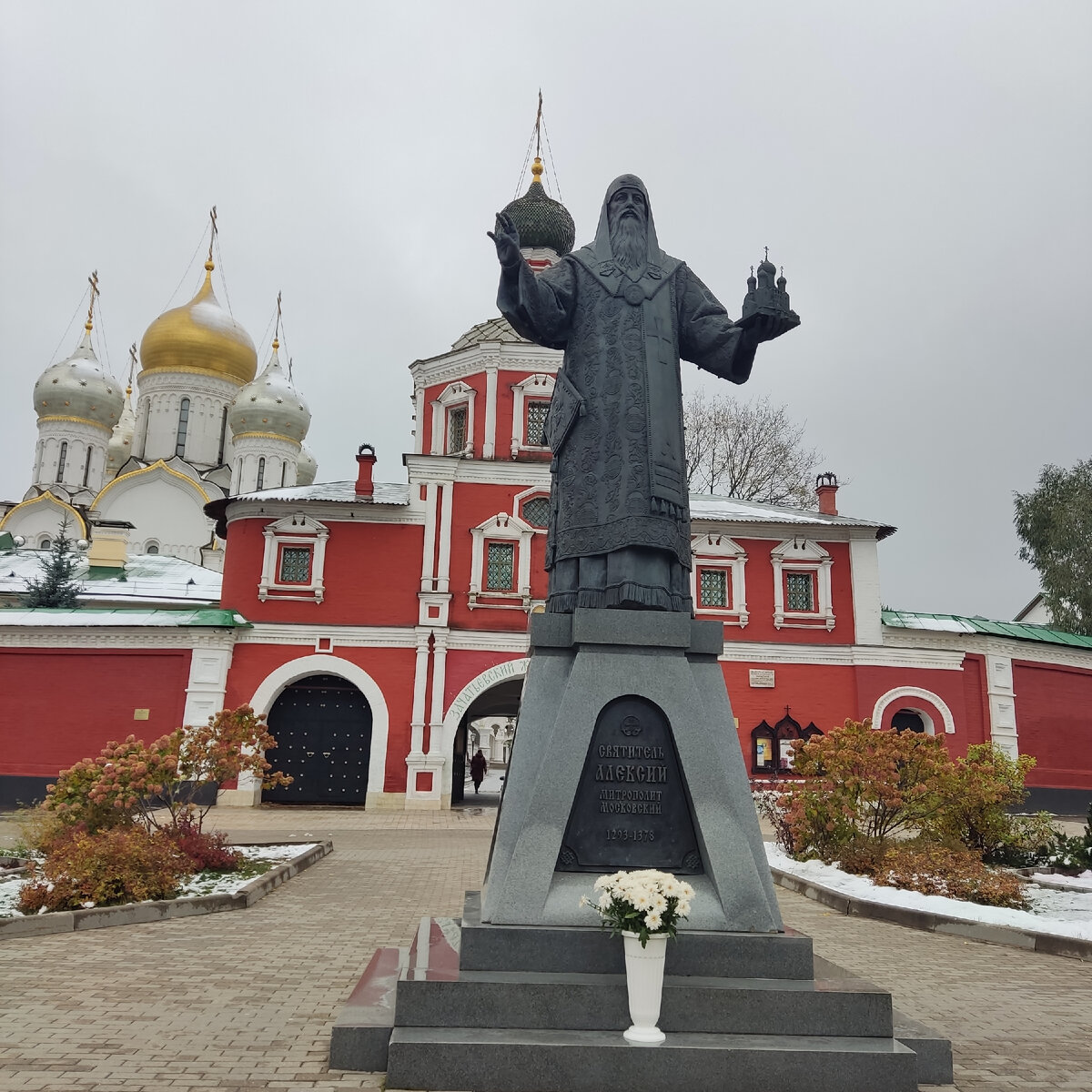 Памятник святителю Алексию у входа в Зачатьевский монастырь