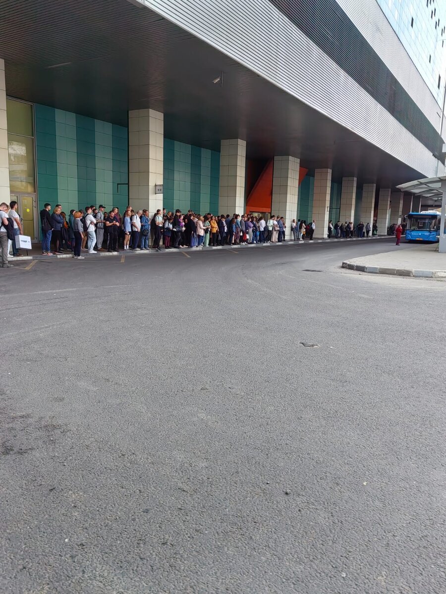 Вся эта толпа стоит ждет один конкретный автобус :)