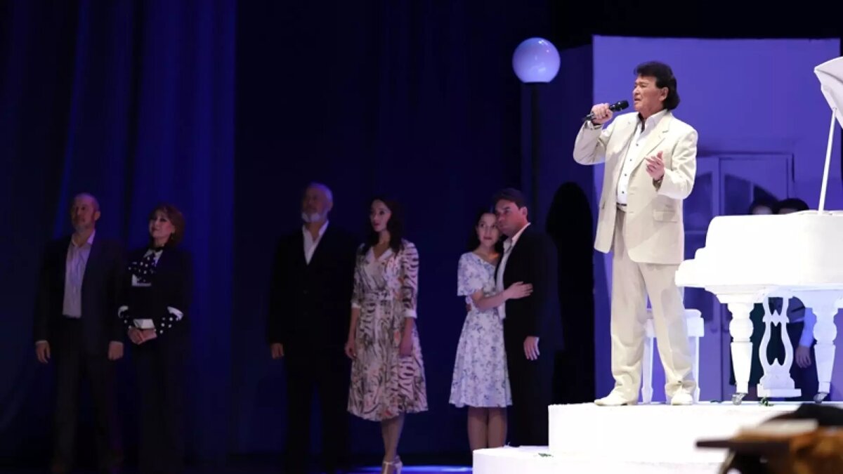     Несмотря на полученные травмы артист продолжил выступление.