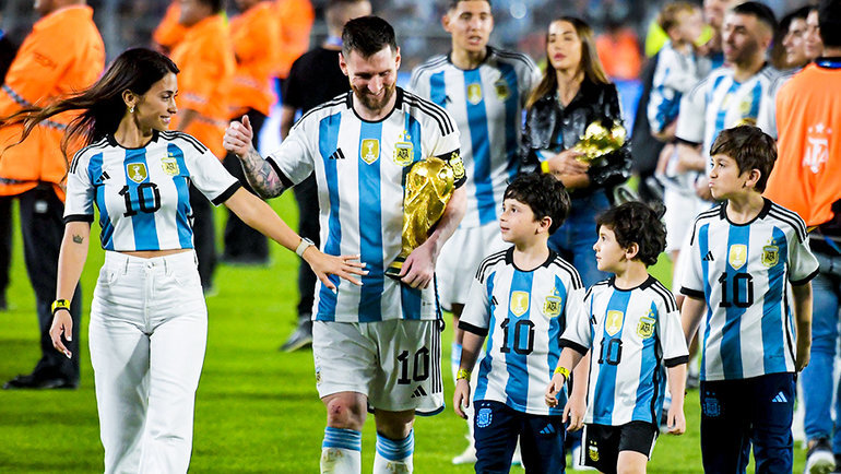    Лионель Месси с женой Антонеллой Рокуццо и сыновьями. Getty Images