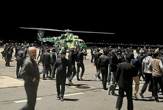    Местные жители во время антисемитской акции протеста на территории международного аэропорта Махачкалы