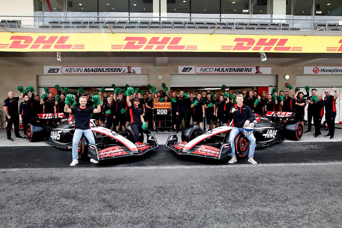 Общее фото Haas в честь 200-го Гран-При Хюлькенберга. Зеленые перчатки - отсылка к прозвищу Нико "Халк".