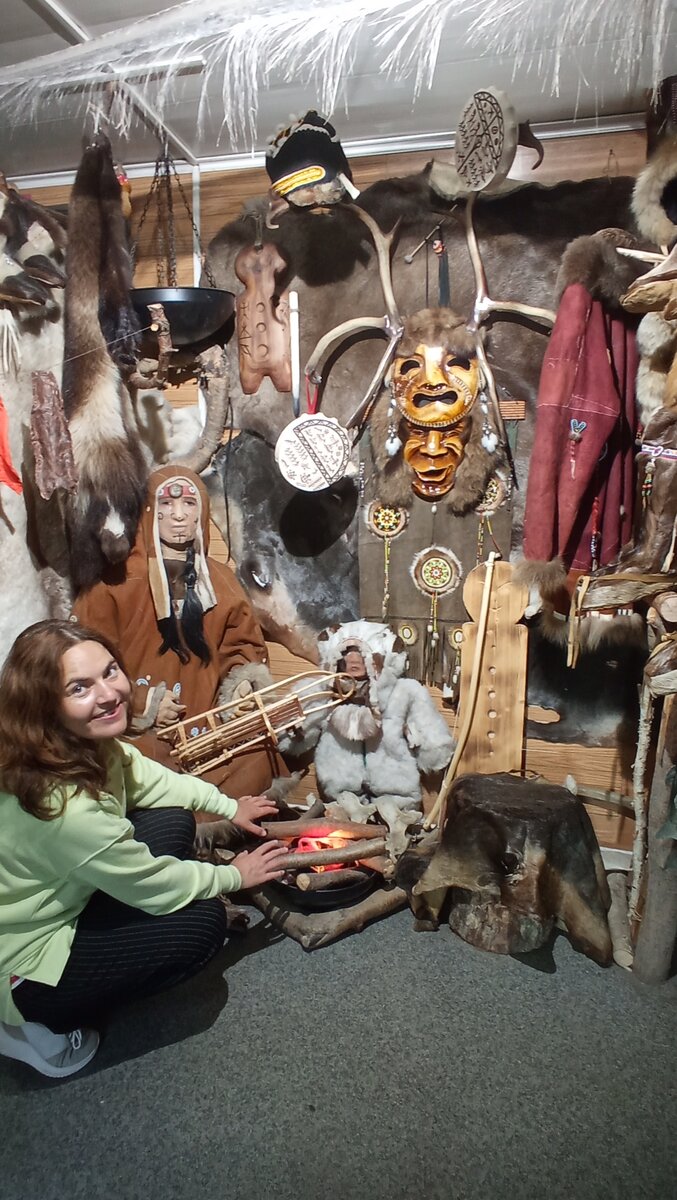 Погреться у очага может любой посетитель магазина. 