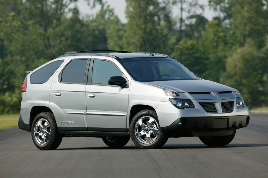 Хотя показанный здесь Pontiac Aztec сам по себе далеко не красавец, конечно же. Да и обоснованные опасения относительно судьбы самого бренда Pontiac тоже сыграли свою роль.