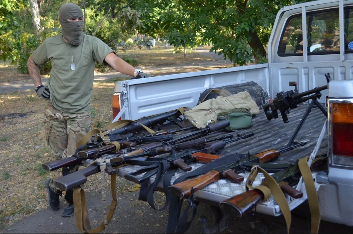 Купить оружие нелегально. Чёрный рынок оружия. Незаконная торговля оружием. Торговец оружием. Черный рынок оружия на Украине.