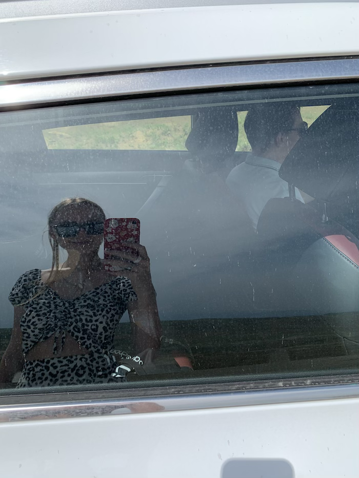 Мы ехали на Geely Coolray, и это было комфортно)