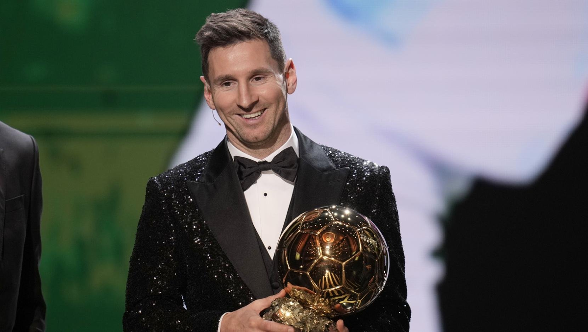 Кто получил золотую бутсу в 2023. Messi Ballon d'or 2021. Лео Месси ПСЖ. Месси награждение 2022г. Лионель Месси золотой мяч.