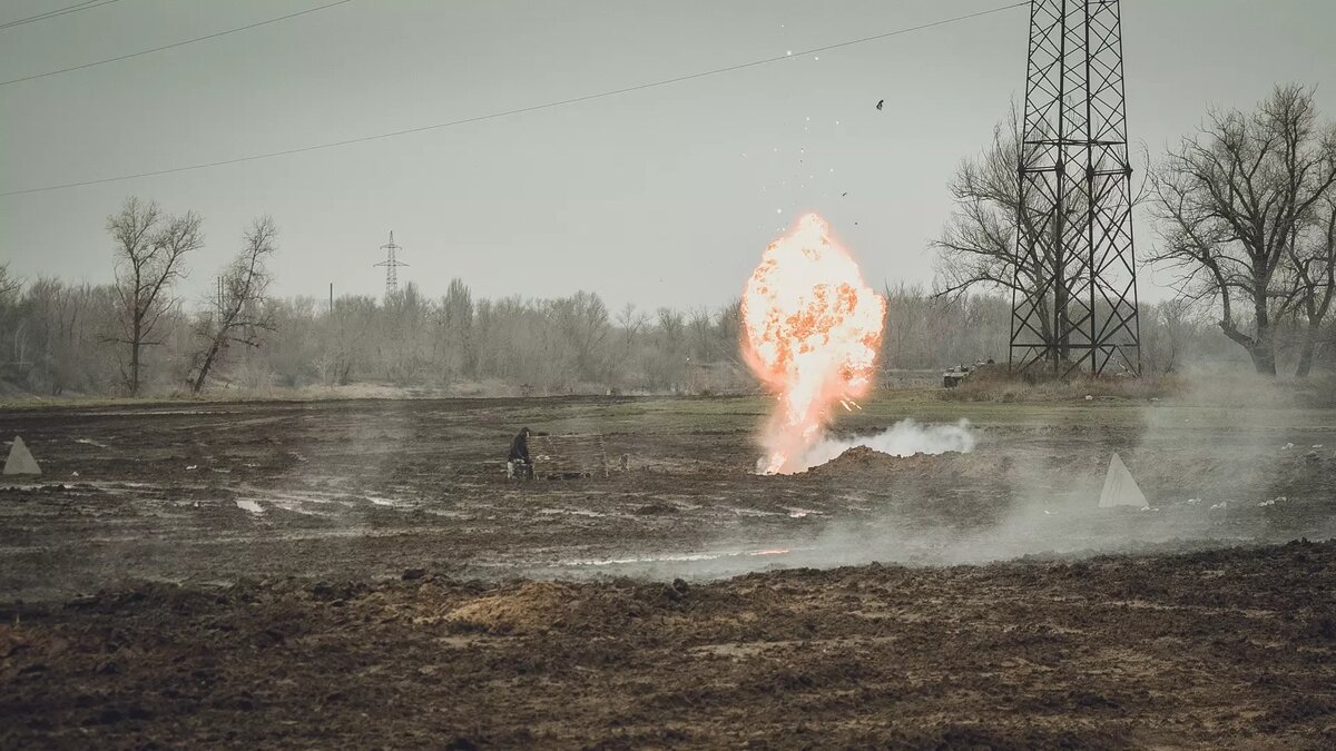     В Таганроге жители пожаловались на хлопок, напоминающий взрыв, в районе рощи «Дубки», сообщения об этом появились в соцсетях.