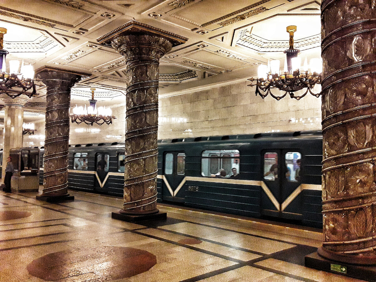 Это "Автово" - самая красивая станция метро Петербурга :)