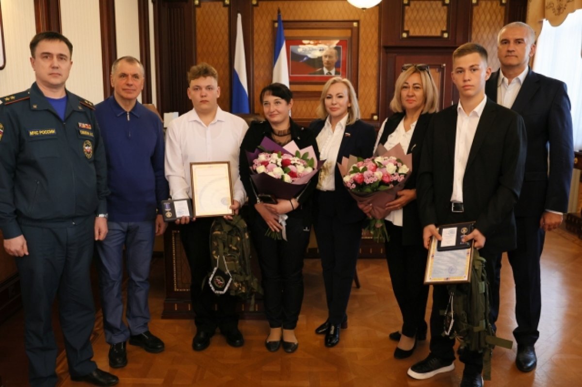    Сергей Аксёнов вручил памятные медали двум юным крымчанам за спасение людей