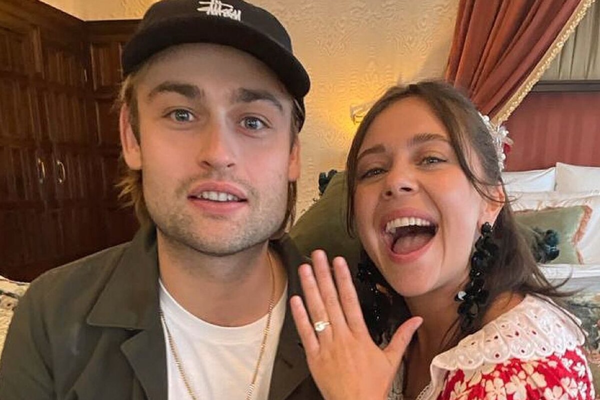     Актриса сериала «Секретные агенты» Бел Паули вышла замуж за Дугласа Бута после семи лет отношений