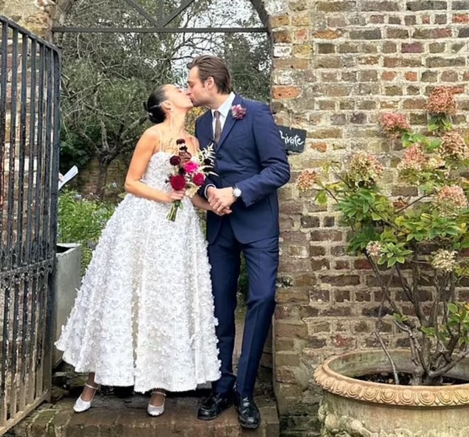    Бел Паули и Дуглас Бут сыграли свадьбуСоцсети