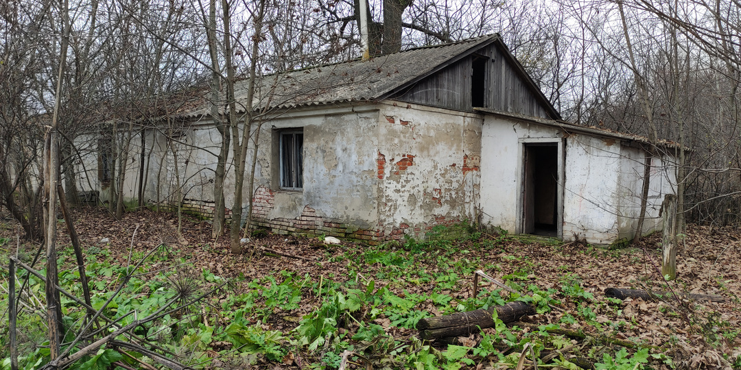 Бывшая школа в деревне. Когда ее закрыли, там проживали люди. Теперь все заброшено. Показываю, что осталось внутри