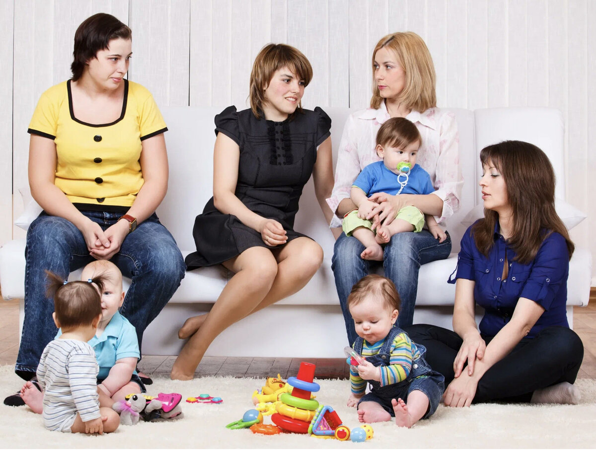 Так не бывает. На деле через 15 мин они друг-друга лупят, плачут от усталости и голода. И кто-то кормит, кто-тт качает, а кто-то успокаивает. Никаких разговоров тут быть не может