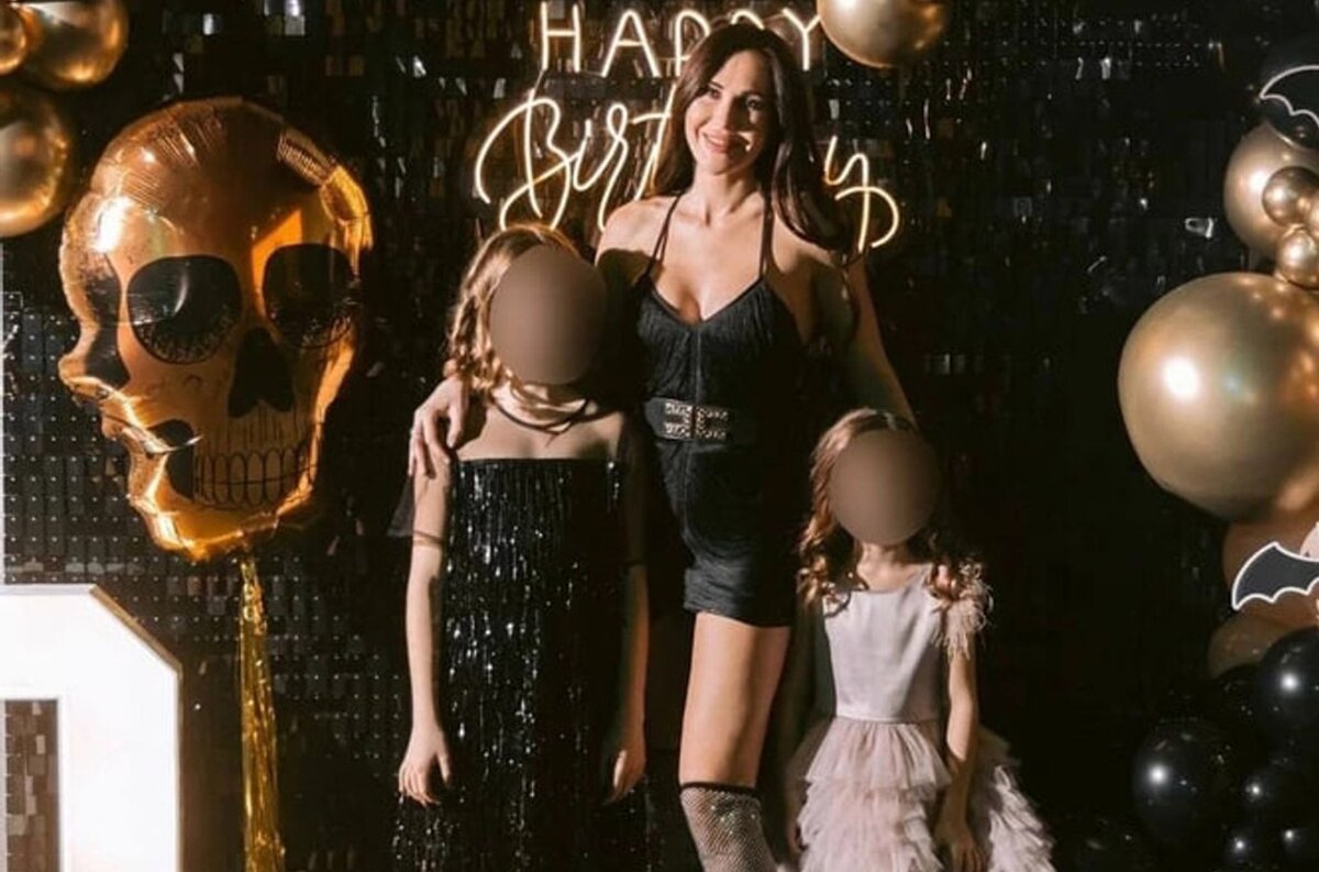 Я бы со стыда сгорела в таком платье оказавшись перед детьми