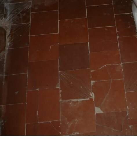 В некоторых домах он до сих пор лежит