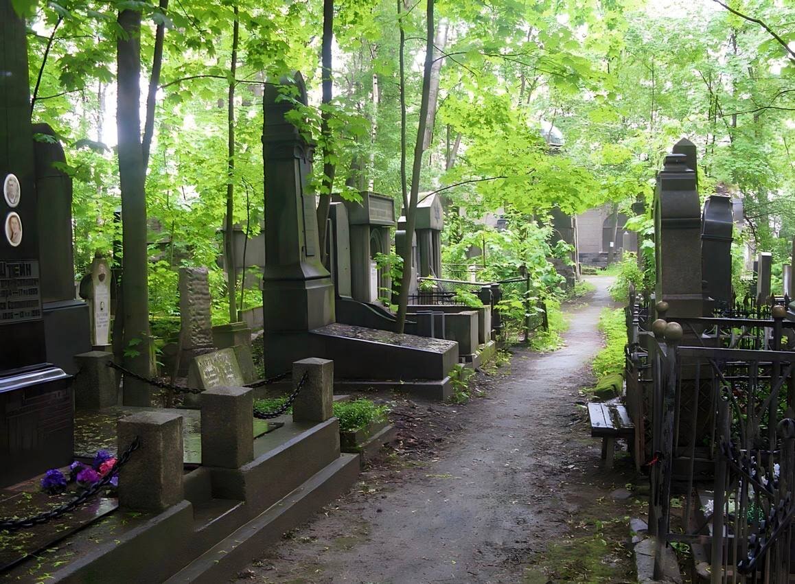 Кладбище в летний период