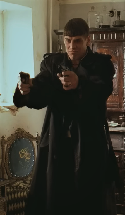 Саймон с двумя пистолетами. Кадр из фильма «Жмурки»