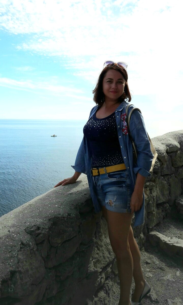 Это я, когда познакомилась со своим мужем. Он меня фотографирует в Новом Свете. Сентябрь 2018 года