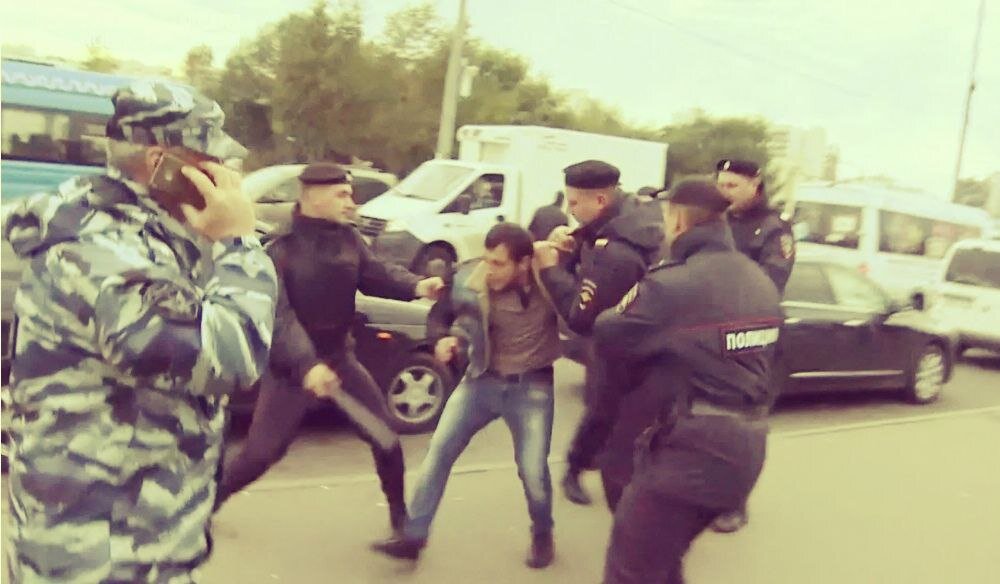 Мигранты отбивались от полиции в Котельниках.