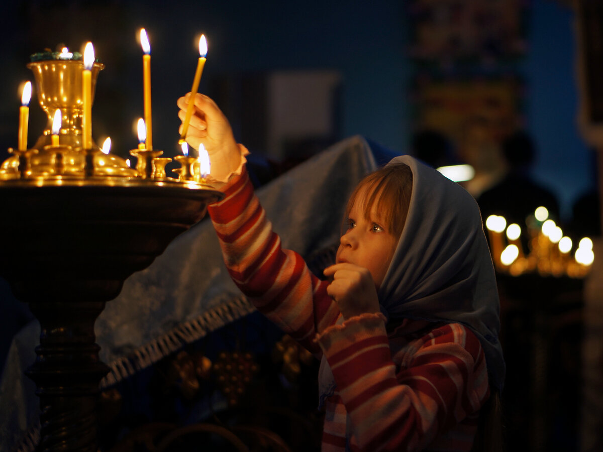 Свечи на подсвечнике в храме