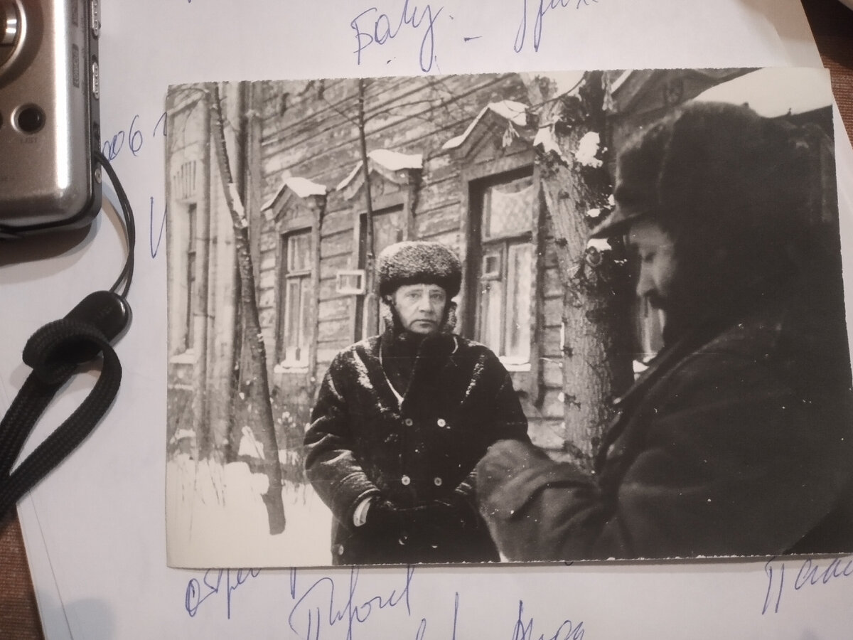 Владимир Максимов (слева) и кинорежиссер Борис Дуров рядом с домом на Митьковской, 1970-е.  Фотография переснята  в 2022  году  дома у  Натальи  Борисовны  Дуровой,  дочери  режиссера