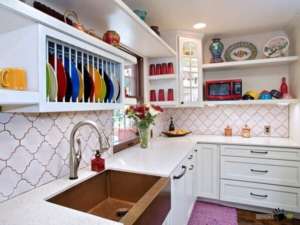 Белая кухня с яркими аксессуарами