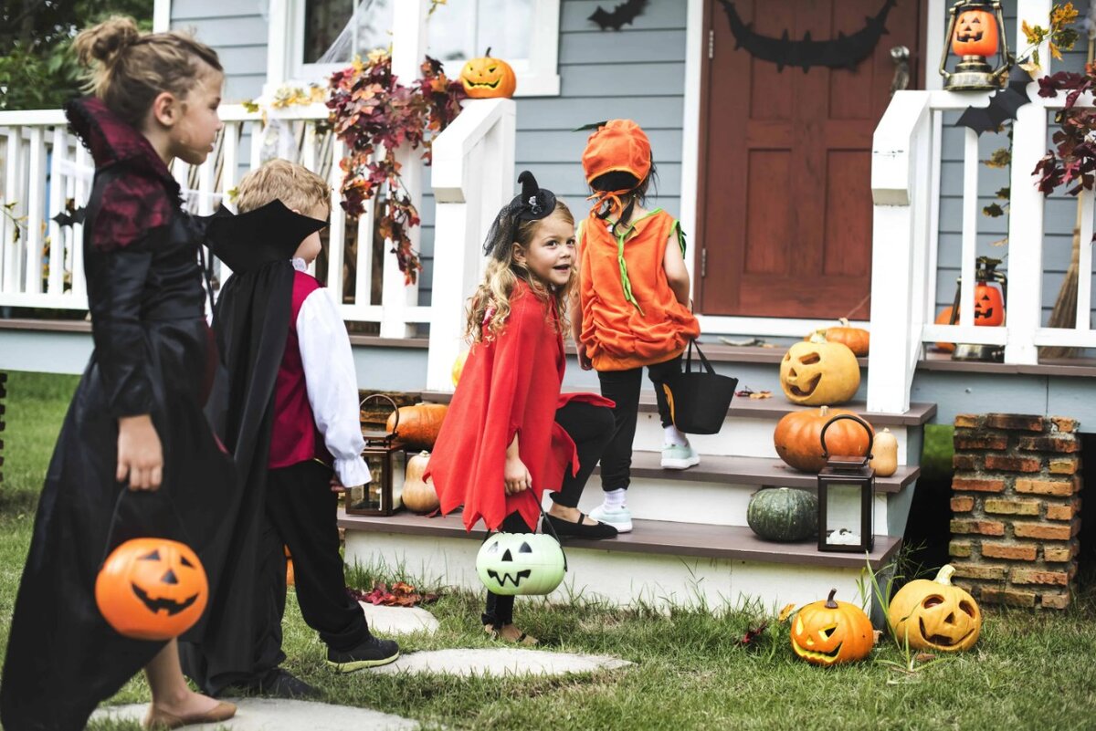 Как празднуют хэллоуин. Хэллоуин Trick or treat. Helloween Trick or treating. Trick or treat дети. Праздник Хэллоуин Trick or treat.