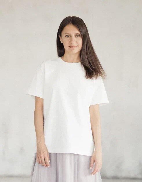 
Помните, раньше были клубы со строгим дресс-кодом?!

Как сейчас, перед глазами культовый клуб в саду «Эрмитаж», тогда известный многим ‘тусовщикам’, Паша на фэйсконтроле, стоматолог, кстати. 

Было время! 
Почти каждую пятницу выстраивалась туда длинная очередь из ‘модников’. Для меня всегда это сопровождалось вопросом. Хорошо ли я выгляжу глазами строгой ‘полиции клубной моды’? Собиралась по несколько часов, а то и несколько дней, продумывая образ. 
Помню, как люди последние деньги отдавали за очередную новую вещь, чтобы в клубе оценили. Ну было же, да?! Помните?! Может бать и сейчас есть…

Так вот, однажды, решила я испытать судьбу и пойти в спортивном костюме, боже мой, в ‘Дягилев’. 
Ну кто помнит, тот поймёт и оценит! Стою, получаю удовольствие, удобно, тепло. А, плевать, что не пропустят, главное, мне хорошо. 
И думаю, вы уже догадались, бабах, пропускают, ещё и ‘почти’ торжественно. С кем проходила, те помнят. 
Вот уж не знаю, что сработало. Может быть и люди, с которыми пройти куда угодно можно было, яркие, смелые, весёлые, а может быть и вселенная указала верный путь любви к себе и важности состояния! 
 
Вот ещё одна полезная история, более романтичная, специально для девушек. Очень ценные слова, которые я услышала в своей жизни ‘сердцем’, теперь то я могу уверенно это сказать, спустя 16 лет, были сказаны в тот момент, когда я опять была ‘предельна расслабленна и аутентична случаю и состоянию в одежде’  после очередной тренировки в бассейне. Какой там макияж, укладка, верите,  да?! 
Шапка, толстовка, штаны плюс кроссовки-весь  мой ‘светский’ образ. Главное, опять состояние, внутри спокойно, уверенно, про меня настоящую. И, внимание, опять в одном из самых популярных тогда ресторанов в центре Москвы, где было очень красиво, изысканно. Такие люди были рядом, одна бы тогда не пошла, тем более, образ был ну совсем, казалось не для ресторации.
Вот название не помню сейчас. Да и не важно. Именно там, я услышала слова, звучащие в моем сознании до сих пор. «Я влюблён».  Влюблён в меня, не на каблуках, не при параде, не одетую по случаю, скорее, по душе…думаю, каждая девушка, читая эти строки сейчас, чувствует и понимает их глубину.

Суть моего ‘эссе’ в том, что состояние определяет качество взаимодействия с миром. 
И во многом оно зависит от честности с собой, гармонии внутри и выбора для себя в любви! 
Сейчас ‘я хочу так’, и если где-то мир меня ‘не пустит’ или я ‘не услышу’ то, что желаю в данный момент, обязательно откроется другая дверь и будет услышано ‘сердце’! С тех пор я влюблена в состояние, одежду по душе и ценность быть собой. Кому то это даётся с первых дней жизни, мне пришлось пройти длинный путь, чтобы обрести этот смысл и научиться с ним жить. 