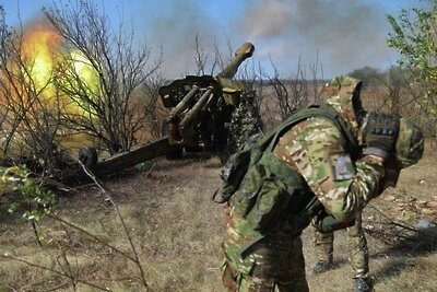    Артиллеристы Новороссийского десантно-штурмового соединения ведут огонь из 152-миллиметровой гаубицы Д-20 по позициям ВСУ ©Павел Лисицын РИА Новости