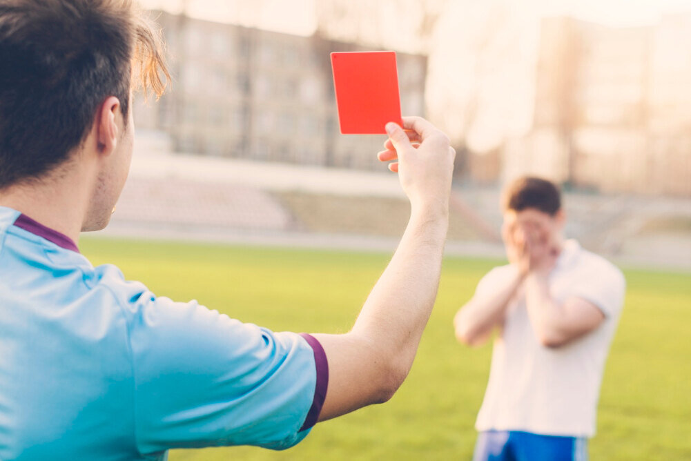     Что будет, если футболист ударит арбитра: вечность на скамейке запасных, штраф или тюрьма?