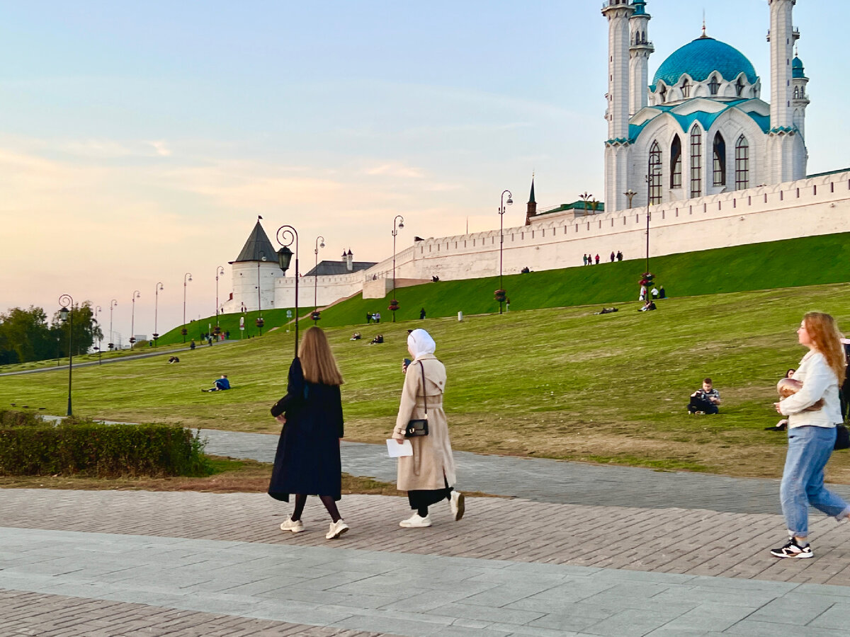 Всё смешалось»: Татарские женщины на улицах Казани. Как выглядят и во что  одеваются (личные наблюдения, традиции) | Зоркий | Дзен