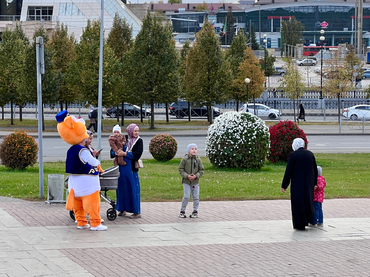 Всё смешалось»: Татарские женщины на улицах Казани. Как выглядят и во что  одеваются (личные наблюдения, традиции) | Зоркий | Дзен