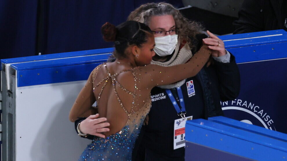    Старр Эндрюс покидает лед из-за проблем со здоровьем. Фото: REUTERS