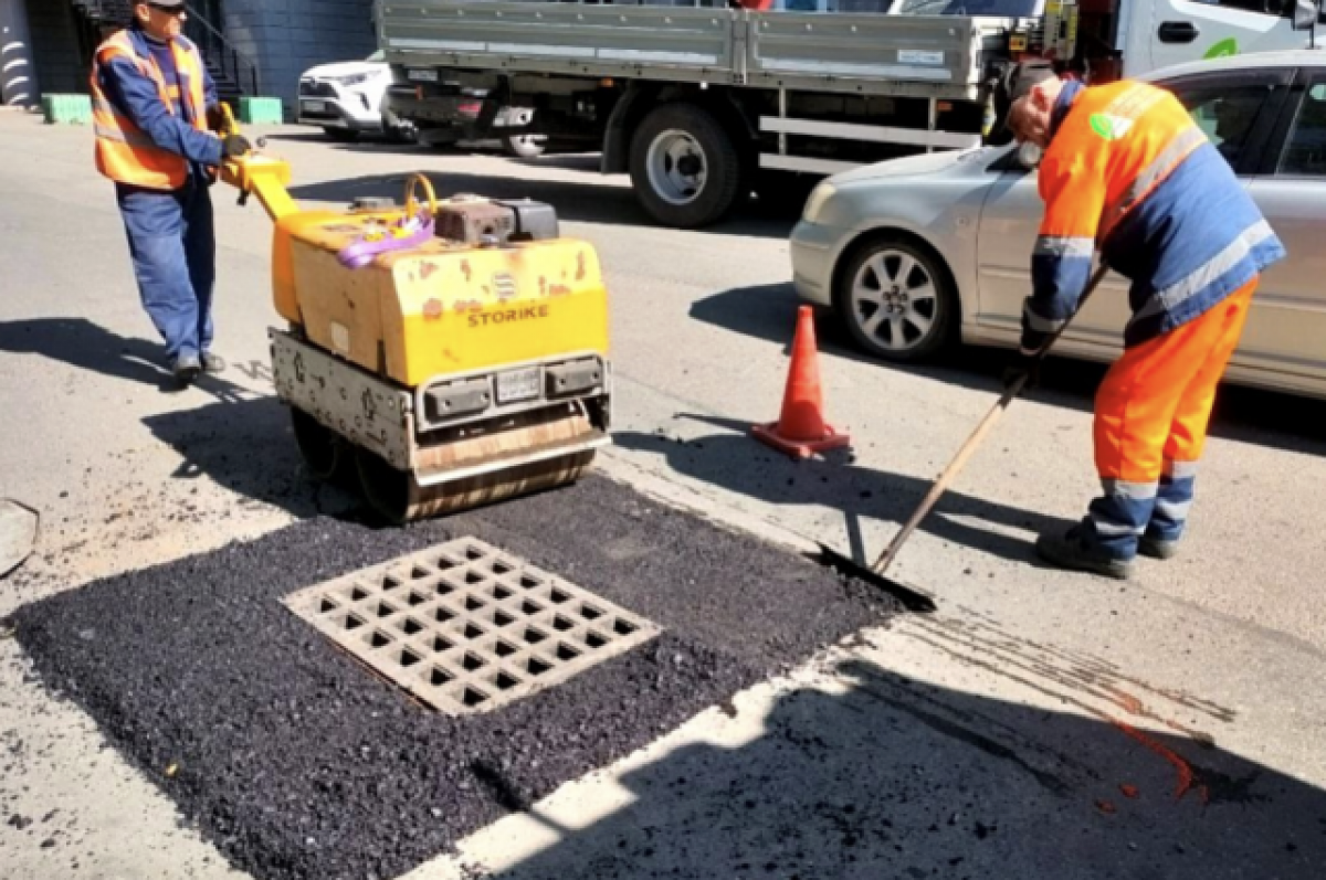    На дорогах во Владивостоке устанавливают новые люки и меняют решётки