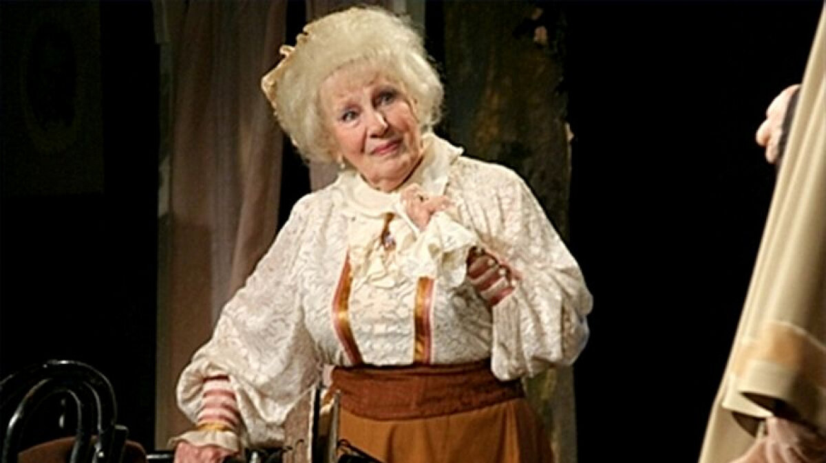 Идея Григорьевна Макаревич на сцене Краснодарского театра драмы.Фото Яндекс.Картинки