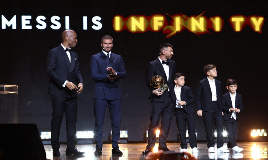    Надпись сзади Дрогба, Бэкхема, Лео и его детей: «Месси — это бесконечность». Фото: Reuters