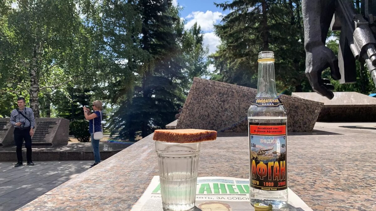     Привычные для многих холодные закуски — соленья и маринады, традиционные салаты, холодец и заливное — с точки зрения гастроэнтерологии могут повысить риск раздражения слизистой оболочки желудка.